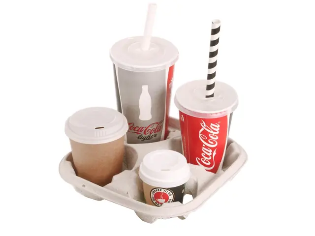 Becher und Trinkhalme